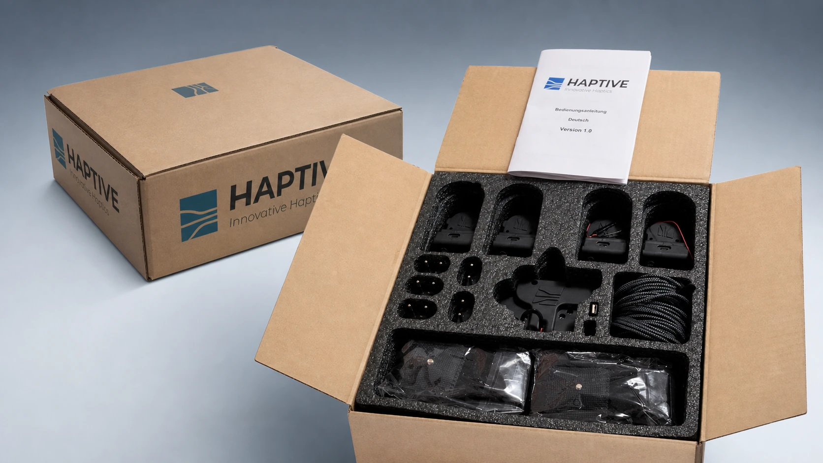 Geöffnete STRIVE Box mit fünf Geräten, Zubehör, Gurten und Dokumentation neben der geschlossenen Produktbox